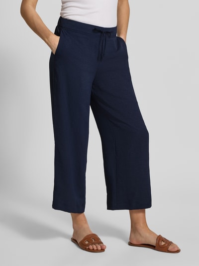 Frauenmodel trägt Culotte mit Kordelzug und Eingrifftaschen von Esprit in Dunkelblau, Gerader-Schnitt, Elastikbund, Ganzkörperansicht von vorne. Bundweite 38 cm, Innenbeinlänge 60 cm bei Größe 36.