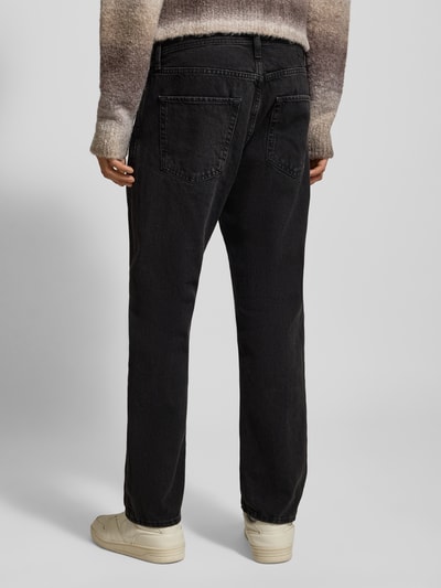 Männermodel trägt Relaxed Fit Jeans mit Eingrifftaschen Modell 'CHRIS' von Jack & Jones, Reine Baumwolle, Ganzkörperansicht Rückansicht.