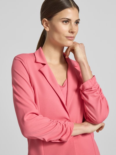 Frauenmodel trägt Blazer mit Raffungen Modell 'Siham' von Soyaconcept in Pink, elastischer Material-Mix, Reverskragen, Nahaufnahme Oberkörper.
