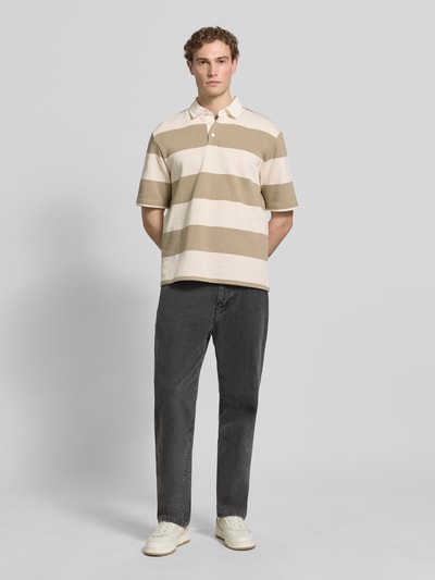 Männermodel trägt Relaxed Fit Poloshirt im Allover-Look von MCNEAL, Beige-Grau gestreift aus Baumwoll-Mix, Herren, Ganzkörperansicht von vorne. Rückenlänge bei Größe M: 70 cm, Knopfleiste.