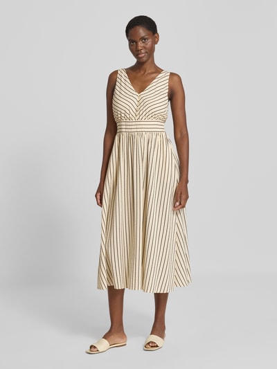 Frauenmodel trägt Midikleid aus Viskose-Mix mit kurzer Knopfleiste von zero, beige mit schwarzen Streifen, taillierter Schnitt, Ganzkörperansicht von vorne.