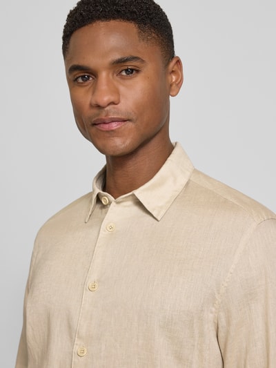 Männermodel trägt Slim Fit Freizeithemd aus Leinen-Baumwoll-Mix Modell 'RAMIS' von Drykorn, Two-Tone-Machart, Nahaufnahme Oberkörper, Rückenlänge bei Größe M 80 cm, Schulterbreite 46 cm, Ärmellänge 66 cm.
