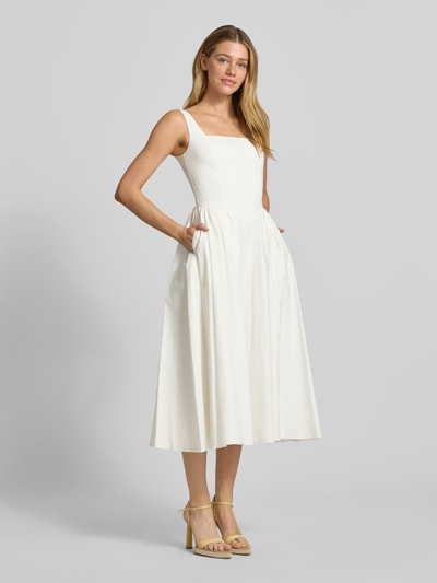 Frauenmodel trägt Cocktailkleid mit rückseitigem Reißverschluss von Jake*s Cocktail aus Baumwoll-Mix mit Stretch-Anteil, A-Linie, Midikleid, Farbe Weiß, glatte Textur, Ganzkörperansicht von vorne. Rückenlänge bei Größe 36: 123 cm, Brustweite: 40 cm.