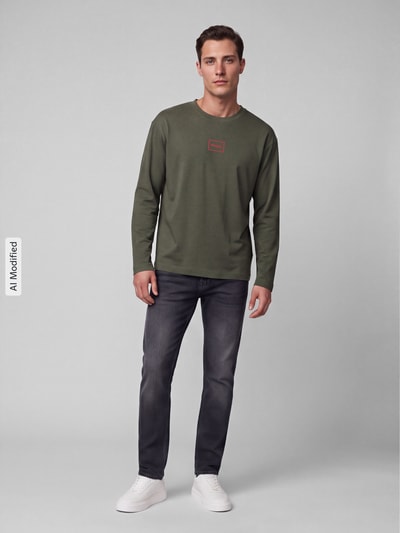 Męski model nosi Regular Fit Langarmshirt aus Baumwoll-MIx Modell 'Laze Longsleeve' von HUGO, zielony, gładka tekstura, Ganzkörperansicht von vorne, KI-modifiziertes Bild.