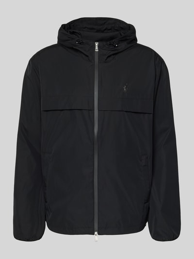 Produktfoto, Regular Fit Regenjacke mit Logo-Stitching von Polo Ralph Lauren, unifarben schwarz, Kapuze mit Tunnelzug, Zweiwege-Reißverschluss, seitliche Eingrifftaschen, elastische Ärmelabschlüsse, glatte Textur.