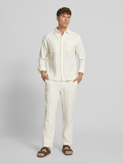 Männermodel trägt Hose mit Strukturmuster und elastischem Bund von Jake*s, puur katoen, regular fit, structuurpatroon, tunnelkoord, bandwijdte maat M 44 cm, binnenbeenlengte maat M 74 cm, heren broek, Ganzkörperansicht von vorne