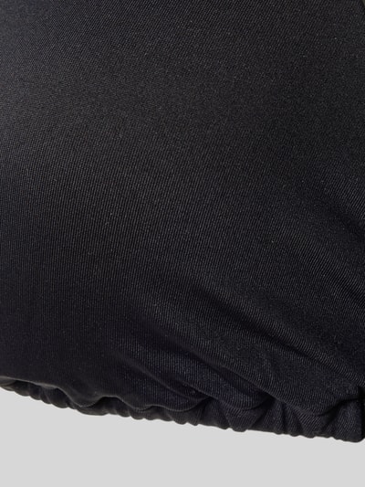 Produktfoto, schwarzes Damen Bikini-Oberteil mit Logo-Detail Modell 'Rem' von Guess, Elastischer-Material-Mix, Strasssteinbesatz, feine Struktur.