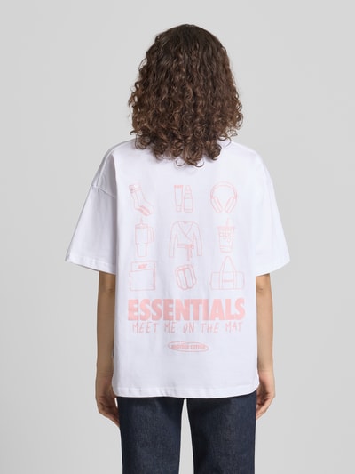 Frauenmodel trägt Relaxed Fit T-Shirt mit Logo-Stitching von ANOTHER COTTON LAB in Weiß, Reine Baumwolle, Rückenlänge 65 cm, Ganzkörperansicht Rückansicht.