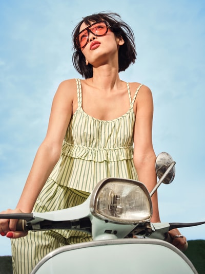 Frauenmodel trägt Blusentop mit Volants von BOSS Orange in Two-Tone-Optik, tailliert, reine Baumwolle, Nahaufnahme Oberkörper.