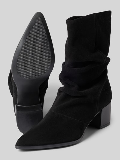 Produktfoto, Stiefel aus echtem Leder von Copenhagen in Schwarz, spitze Passform, glatte Sohle, Raffungen, mittlerer Blockabsatz, Absatzhöhe 6 cm, Schafthöhe 22 cm, Schaftweite 17 cm, glatte Textur
