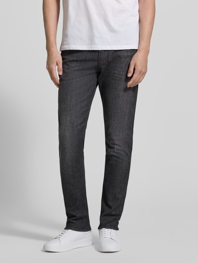 Männermodel trägt Jeans mit Eingrifftaschen von Emporio Armani, Baumwoll-Mix mit Stretch-Anteil, Slim-Fit, Knopf-Reißverschluss, Ganzkörperansicht von vorne.