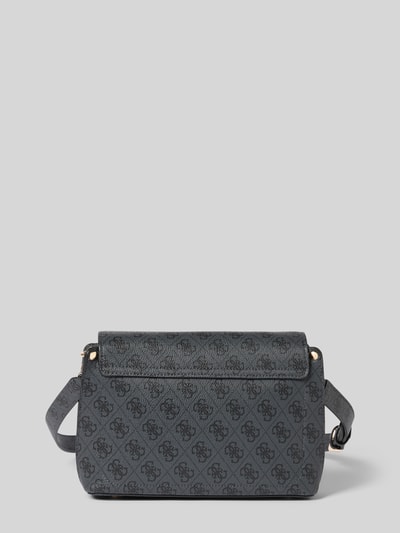 Produktfoto, Torebka 'Handtasche mit Logo-Muster und Label-Applikation' od GUESS, Model 'MERIDIAN II', wzór z logo, aplikacja z metką, główna przegroda z klapką i zapięciem na magnes, pasek na ramię, szerokość w rozmiarze 1: 24 cm, długość w rozmiarze 1: 19 cm, głębokość w rozmiarze 1: 9 cm, długość paska na ramię w rozmiarze 1: 111 cm