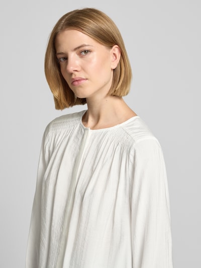 Frauenmodel trägt Regular Fit Bluse aus Viskose-Mix Modell 'Atelier Senti' von MOS MOSH, cremefarben, feine Struktur, Nahaufnahme Oberkörper.