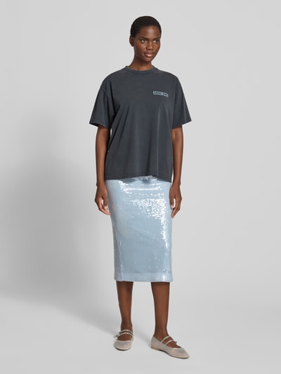 Frauenmodel trägt Oversized Fit T-Shirt mit Logo-Print von Anine Bing aus reiner Baumwolle, Dunkelgrau, Rundhalsausschnitt, Kurzärmelig, Ganzkörperansicht von vorne.