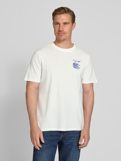 Männermodel trägt Herren T-Shirt mit Motiv-Print Modell 'EGEBJERG' von Casual Friday aus Reine Baumwolle, Regular-Fit, Rundhalsausschnitt, Rückenlänge 72 cm, Ganzkörperansicht von vorne.