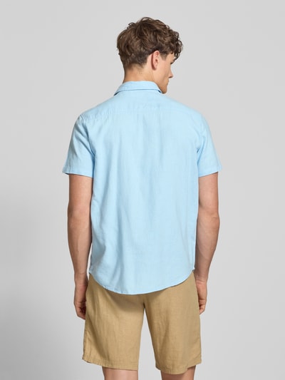 Männermodel trägt Slim Fit Leinenhemd mit Viskose-Anteil Modell 'Bobby' von Blend in Hellblau, Kurzarm, glatte Textur, Ganzkörperansicht Rückansicht.