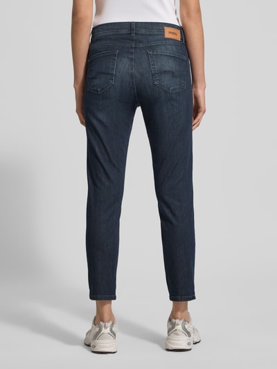 Kobiece modelka nosi Slim Fit Jeans im 5-Pocket-Design Modell 'ORNELLA' od Angels, mieszanka bawełny ze stretchem, skrócony krój, widok całej sylwetki od tyłu.