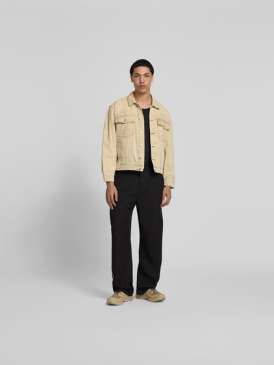 Männermodel trägt Oversized Sweatpants aus Leinen-Mix von Don’t Waste Culture in Schwarz, lockerer Schnitt, sichtbare Taschen, Ganzkörperansicht von vorne.