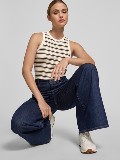 Frauenmodel trägt Tanktop im Allover-Look Modell 'Ireso resort' von OPUS aus Reine Baumwolle, Slim-Fit, Ripp-Optik, Rundhalsausschnitt, dezentes Streifenmuster in Creme und Braun, kombiniert mit weiter Blue Jeans, Ganzkörperansicht von vorne. Rückenlänge bei Größe 36: 54 cm.