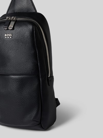 Produktfoto, schwarze Umhängetasche in Leder-Optik Modell 'Ray EVO_Monostrap' von BOSS, strukturierte Oberfläche, Herren Umhängetasche