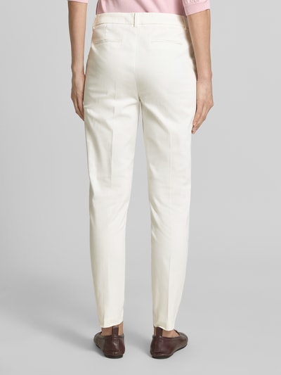 Vrouwenmodel draagt Hose mit Eingrifftaschen Modell 'DAYS CIGARET PANTS' van B.Young, slim fit, katoen-elastaanmix, crèmekleur, zakken, detailopname rugaanzicht.