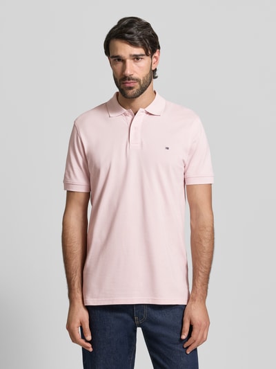 Męski model nosi Regular Fit Poloshirt mit Stitching von Christian Berg Men z bawełny, listwa guzikowa, długość tyłu 70 cm, Ganzkörperansicht von vorne.