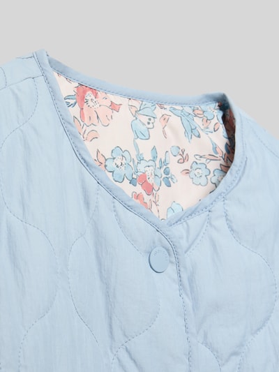 Produktfoto, Regular Fit Jacke in Stepp-Optik mit Logo-Patch von Mayoral in Hellblau mit florales Futter, sichtbare Knopfleiste, Detailaufnahme.