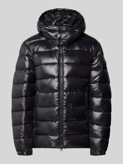 Produktfoto, schwarze Steppjacke mit abnehmbarer Kapuze Modell 'FLORIAN' von Save The Duck, glänzende Oberfläche, sichtbarer Reißverschluss, seitliche Taschen, gerader Schnitt.