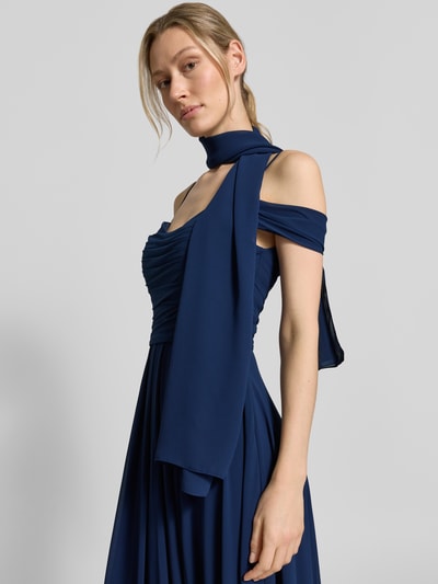 Frauenmodel trägt Maxikleid im Off-Shoulder-Look mit Gehschlitz von Mascara in Dunkelblau, Drapierungen, A-Linie, Nahaufnahme Oberkörper. Rückenlänge bei Größe 36: 128 cm, Brustweite bei Größe 36: 33 cm.