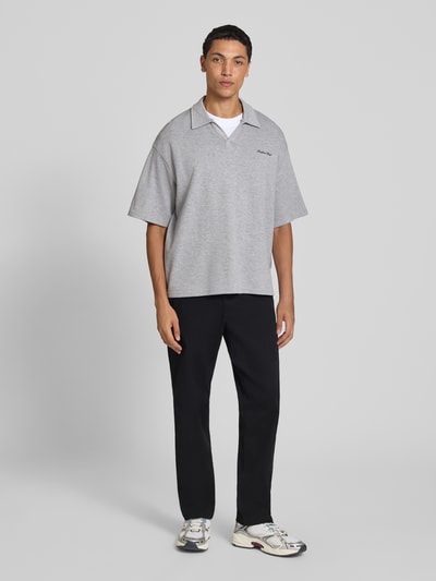 Männermodel trägt schwarze Straight Fit Hose aus Baumwoll-Mix Modell 'Kane' von JACK & JONES, glatte Textur, Ganzkörperansicht von vorne. Herren Hose besitzt Eingriff- und Gesäßtaschen, Knopf- und Reißverschluss, elastischer Bund, Bundweite 41 cm, Innenbeinlänge 77 cm.