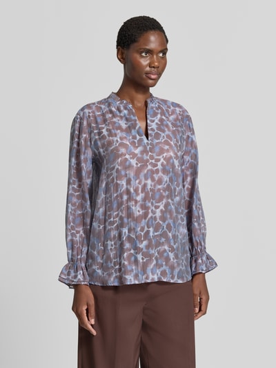 Frauenmodel trägt Relaxed Fit T-Shirt aus Lyocell-Mix von Betty Barclay, flieder-blau gemustert, seidige Struktur, Ganzkörperansicht von vorne, Damen Langarmbluse von Betty Barclay.