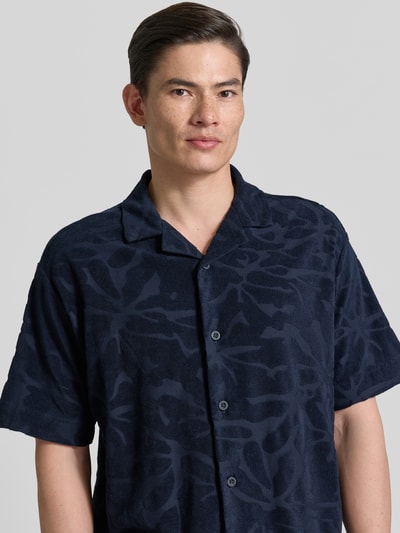 Männermodel trägt Regular Fit Freizeithemd aus Baumwoll-Mix Modell 'WE_FLOWER' von BOSS Orange, dunkelblau, Strukturmuster, Nahaufnahme Oberkörper.