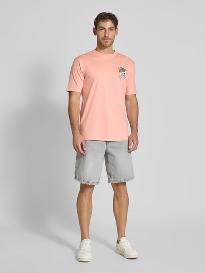 BOARDIES T-shirt met motief- en labelprint, model 'Peach Paradise' Abrikoos - 1