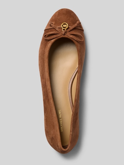 Productfoto, ballerina uit echt leer model 'Piper' van MICHAEL Michael Kors in bruin met afgeronde pasvorm, sierstrik, logodetail, gladde zool, hakhoogte maat 40: 1 cm, schachthoogte 6 cm, schachtbreedte 21 cm