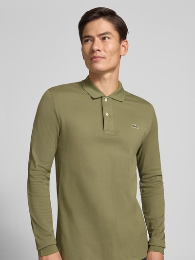 Männermodel trägt regular fit poloshirt uit puur katoen van Lacoste in olijfgroen, gladde textuur, Heren poloshirt, Ganzkörperansicht van voren.