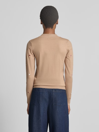 Frauenmodel trägt Strickpullover aus Viskose-Mix mit Stitchings von Apricot in Beige, Slim Fit, Allover-Look, Rundhalsausschnitt, Ganzkörperansicht Rückansicht.