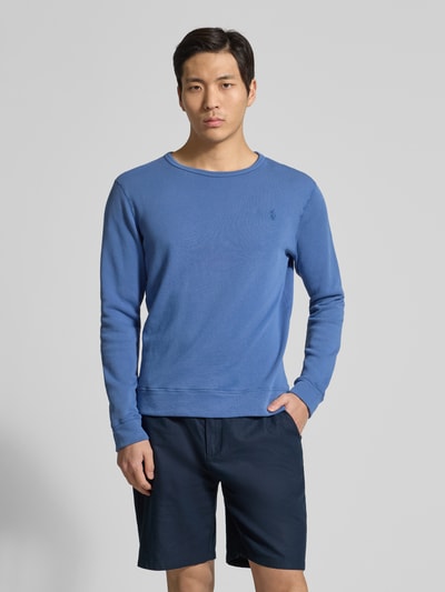 Männermodel trägt Regular Fit Sweatshirt aus Baumwoll-Mix von Polo Ralph Lauren in Blau, unifarben, Logo-Stitching, Ganzkörperansicht von vorne.