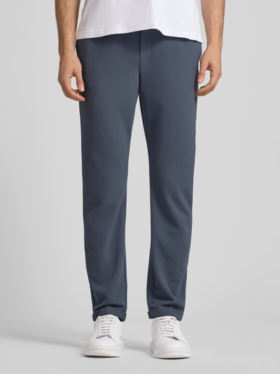 Männermodel trägt Tapered Chino mit Viskose-Anteil von Tom Tailor Denim, Optik: Unifarben, Passform: Tapered, Longline, Ganzkörperansicht von vorne.