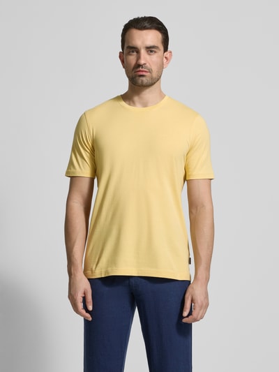 Männermodel trägt T-shirt mit labeldetail van bugatti in lichtgeel, puur katoen, recht model, ronde hals, ruglengte maat M 69 cm, Ganzkörperansicht von vorne.