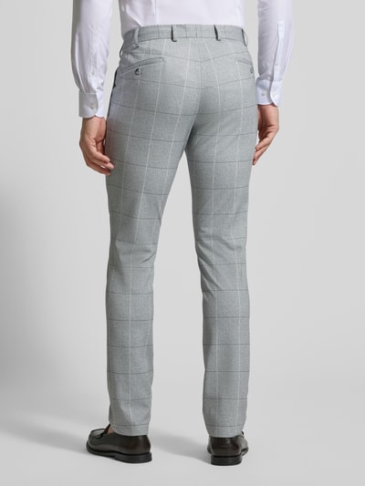 Männermodel trägt Slim Fit Anzughose mit Gesäßtaschen von ATELIER TORINO, hellgraues Karo, Material-Mix, Ganzkörperansicht Rückansicht. Bundweite 46 cm, Innenbeinlänge 84 cm bei Größe 50.