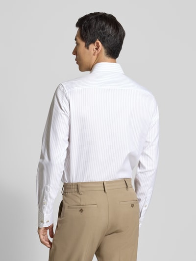 Männermodel trägt Slim Fit Business-Hemd mit Kentkragen von ETERNA, reine Baumwolle, langärmelig, Rückenlänge 80 cm, Ganzkörperansicht Rückansicht.