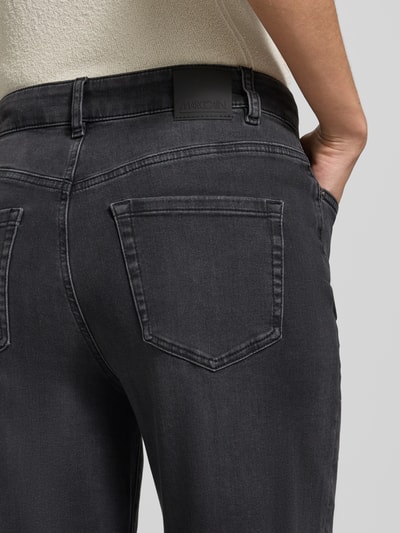 Frauenmodel trägt Straight Fit Jeans aus Baumwoll-Mix mit Allover-Strasssteinbesatz von Marc Cain, Farbe Schwarz, Detailaufnahme Rückansicht, 5-Pocket-Design, elastisch, Knopf- und Reißverschluss, hochwertige Struktur.