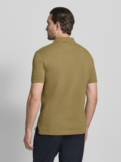Männermodel trägt Regular Fit Poloshirt aus Baumwoll-Mix von Tommy Hilfiger in Optik: Unifarben, Materialverarbeitung: Piqué, Ganzkörperansicht Rückansicht.