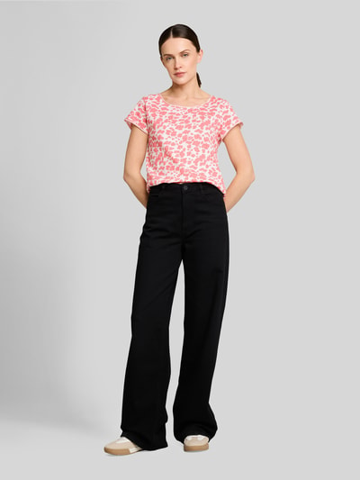 Frauenmodel trägt Relaxed Fit T-Shirt aus reiner Baumwolle von Tom Tailor, Optik: Allover-Muster, Rundhals, Kurzarm, Rollsaum, Ganzkörperansicht von vorne.