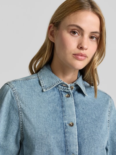 Frauenmodel trägt Jeansjacke mit aufgesetzten Taschen von Emily Van den Bergh in Reine Baumwolle, Regular-Fit, Umlegekragen, Knopfleiste, Nahaufnahme Oberkörper. Rückenlänge bei Größe 36: 55 cm, Schulterbreite 43 cm, Brustweite 50 cm, Ärmellänge 61 cm.