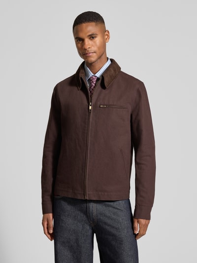 Männermodel trägt Regular Fit Jacke mit Umlegekragen von MCNEAL in Braun, Baumwolle, Reißverschluss, Eingrifftaschen, Ganzkörperansicht von vorne.
