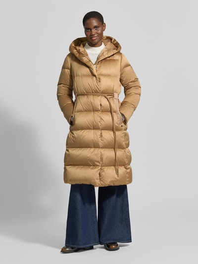 Frauenmodel trägt Regular Fit Steppmantel mit Kapuze von Marc Cain in Beige mit Bindegürtel, verdecktem Reißverschluss, Eingrifftaschen, Ganzkörperansicht von vorne. Rückenlänge 107 cm, Schulterbreite 43 cm, Brustweite 58 cm, Ärmellänge 63 cm.