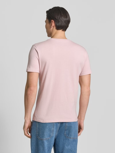 Männermodel trägt T-Shirt mit Rundhalsausschnitt und Label-Stitching von GAP in Rosa, Reine Baumwolle, Regular-Fit, Rückenlänge 69 cm, Ganzkörperansicht Rückansicht.