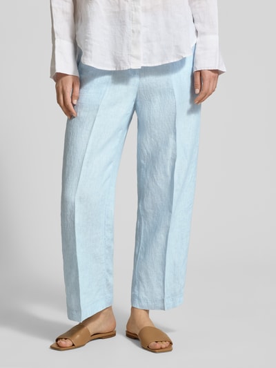 Frauenmodel trägt Straight Fit Leinenhose mit elastischem Bund von Brax, Optik: Unifarben, Passform: Straight Fit, 7/8-Länge, Bundfalte, Bundabschluss: elastisch, Material: reines Leinen, hellblau mit strukturierter Textur, Nahaufnahme Unterkörper, Ganzkörperansicht von vorne.