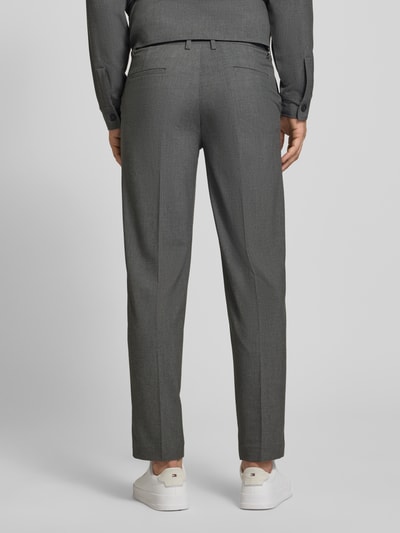 Männermodel trägt Slim Fit Stoffhose mit Viskose-Anteil von Lindbergh in Grau, schmale Passform, Bügelfalte, Gesäßtaschen, Ganzkörperansicht Rückansicht.